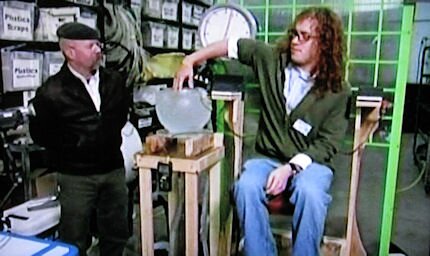 Jamie Hyneman and OmniTomato test redhead pain myths with ice water on MythBusters.